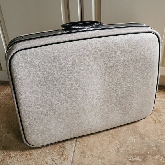 Vintage Suitcase White Leatherette Riviera Luggage Case Photo Prop - Picture 1 of 13